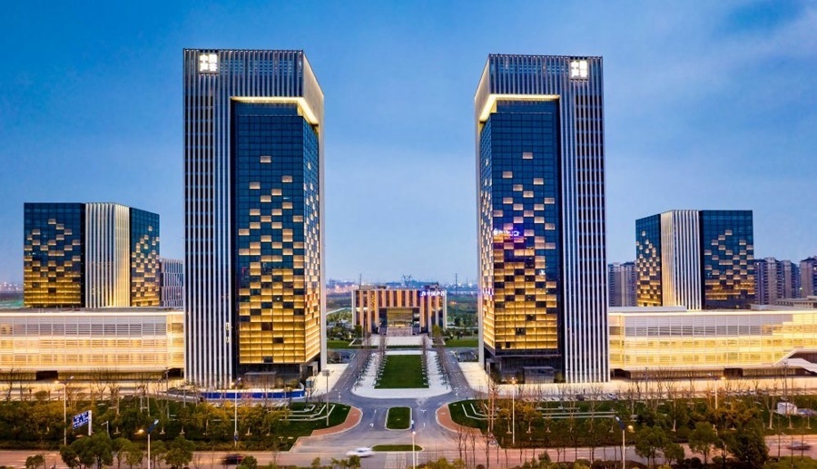 這是2019年3月13日拍攝的位于安徽合肥的中國聲谷產(chǎn)業(yè)園（無人機照片）。截至2024年，中國聲谷入駐企業(yè)超過2000戶，年產(chǎn)值超過2000億元，形成以智能語音及人工智能產(chǎn)業(yè)為核心的新一代信息技術(shù)產(chǎn)業(yè)集群。