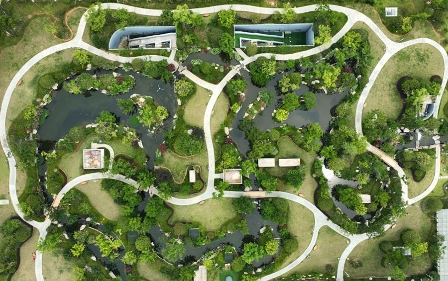 這是2023年6月15日拍攝的以“地上花園+地下治污”設(shè)計理念建設(shè)的九江市雙溪公園（無人機照片）。近年來，江西省九江市啟動中心城區(qū)水環(huán)境綜合整治工程，通過地下污水治理、岸線生態(tài)修復(fù)、興建“公園式”污水處理廠、城市智慧管網(wǎng)管控等措施，改善水環(huán)境，城市面貌煥然一新。