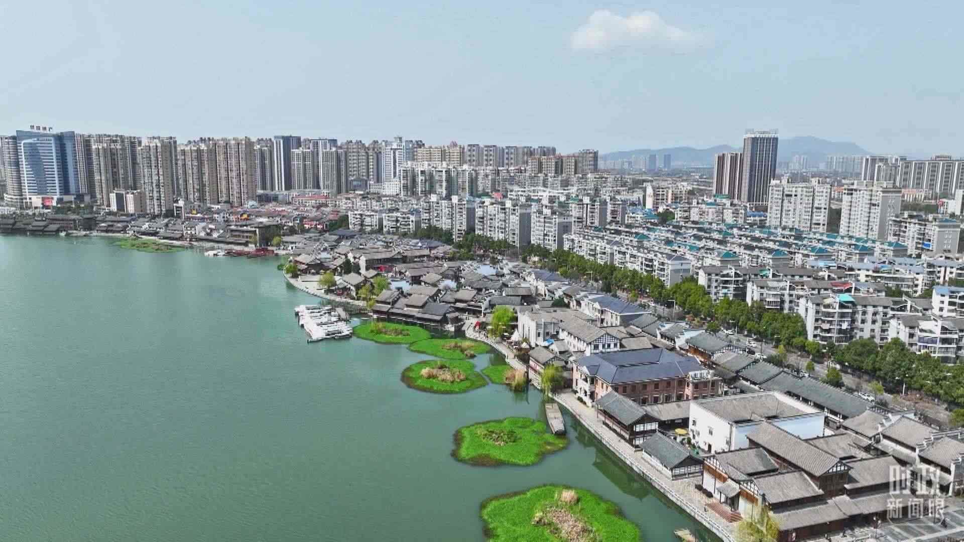 △沅江江畔，常德河街與現(xiàn)代建筑交相輝映。（總臺央視記者范凱拍攝）