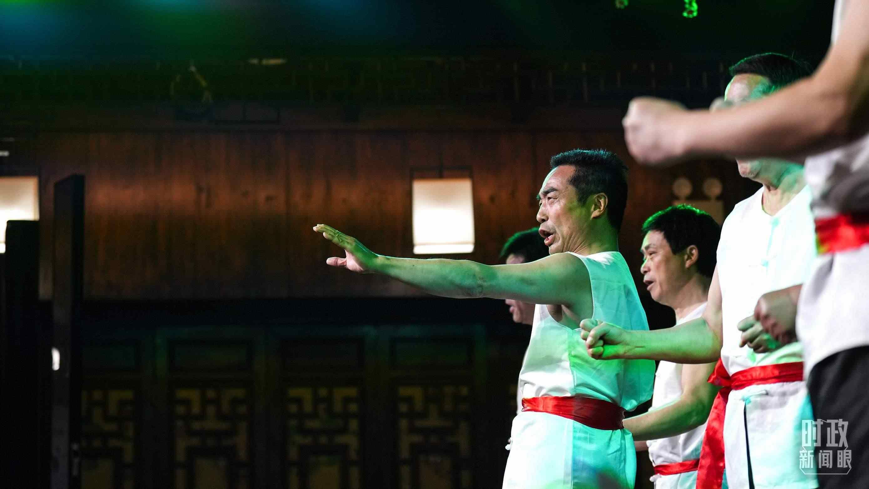 △常德河街，鴛鴦走馬樓上演常德高腔《穆桂英掛帥》和澧水船工號子。（總臺央視記者許永松、國廣記者李晉拍攝）