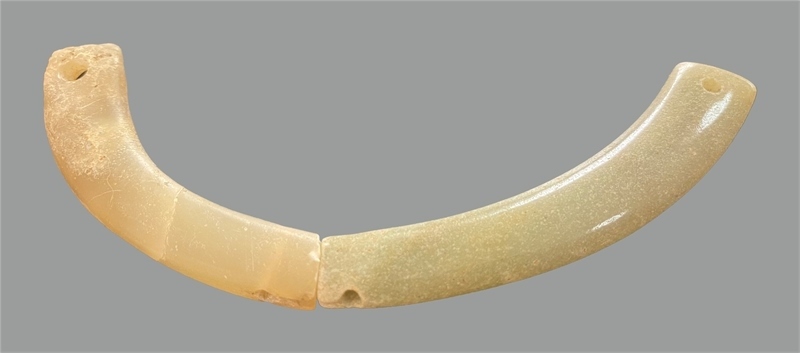 馬家浜文化晚期玉璜。中國(guó)文物報(bào)社供圖