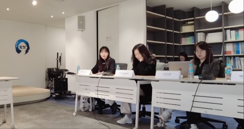 記者（左一）在交流活動(dòng)上，以加強(qiáng)中日韓三國(guó)經(jīng)濟(jì)合作、增進(jìn)三國(guó)民眾相互理解為主題發(fā)表演講。權(quán)小星攝