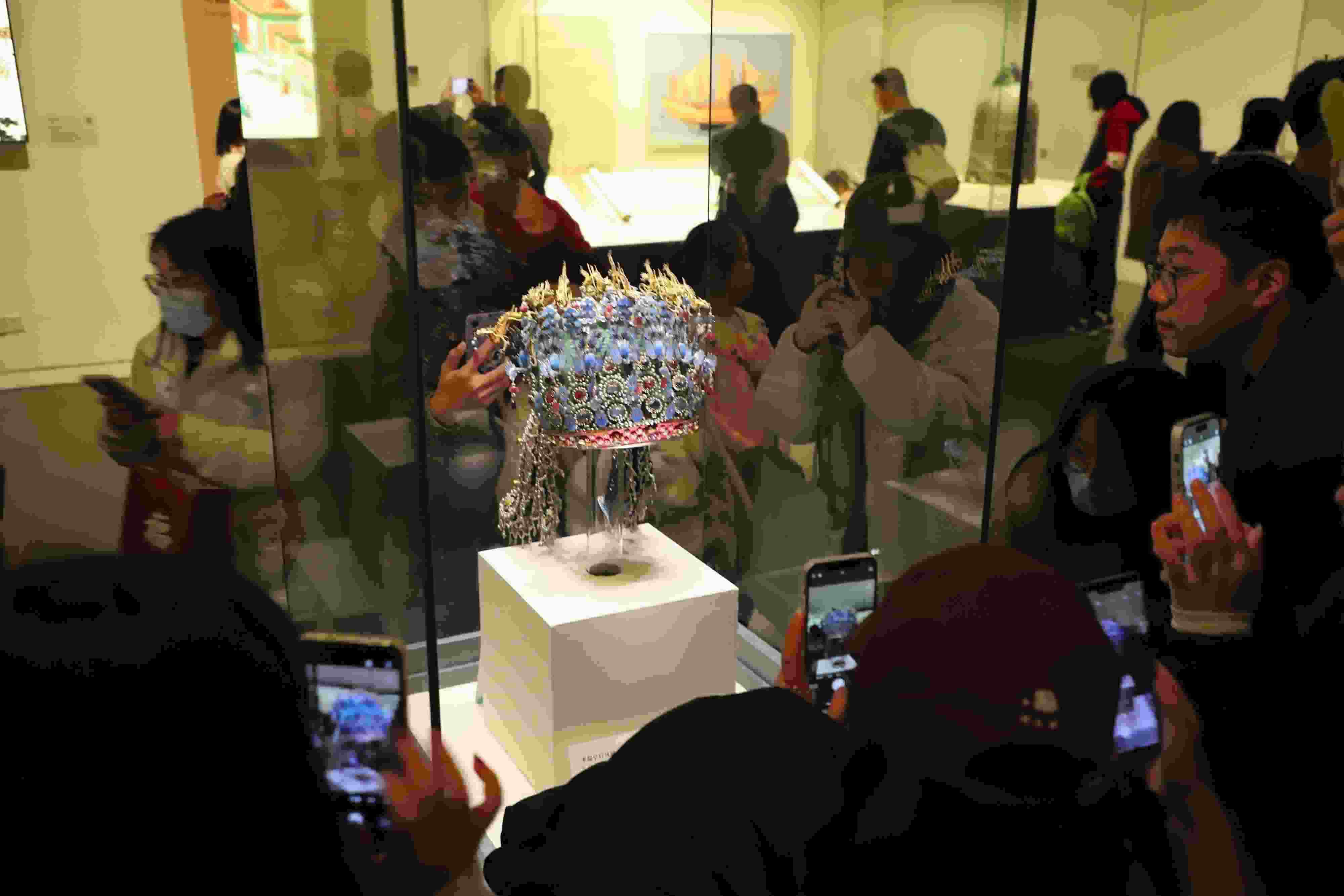 △ 2024年3月9日，北京，中國(guó)國(guó)家博物館，來(lái)自天南海北的游客在參觀藏品。