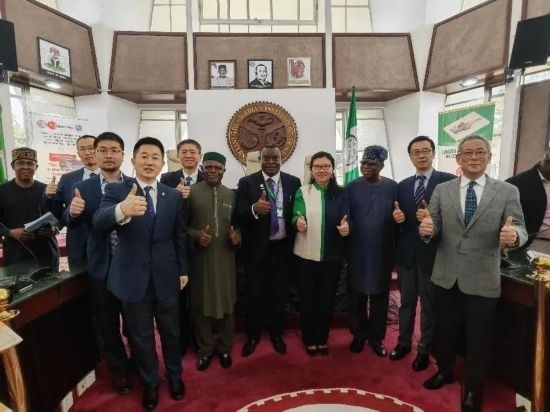 3月21日，與會(huì)嘉賓在首屆拉各斯論壇現(xiàn)場(chǎng)合影留念。（圖片由中國(guó)駐拉各斯總領(lǐng)事館提供）