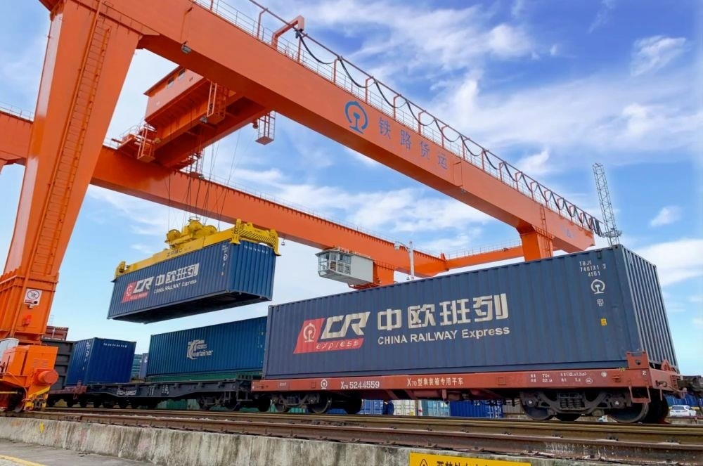 △2022年4月29日，在安徽合肥北站物流基地集裝箱作業(yè)區(qū)，準備發(fā)運的中歐班列集裝箱。