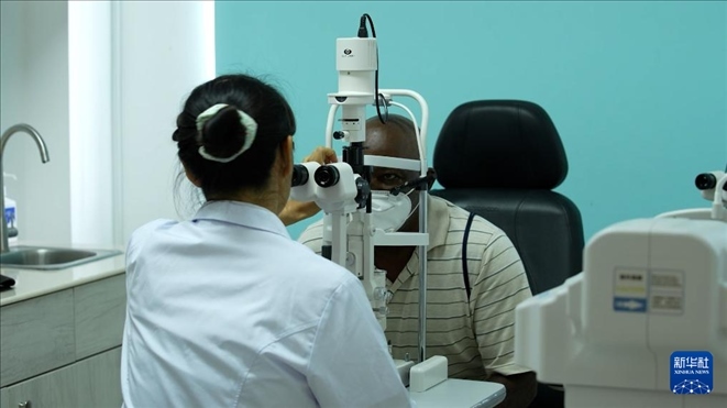 3月4日，在多米尼克羅索的中多友誼醫(yī)院眼科中心，援多醫(yī)療隊(duì)成員、南方醫(yī)科大學(xué)第三附屬醫(yī)院眼科主治醫(yī)師魯志卿為病人做檢查。新華社記者 王朝 攝