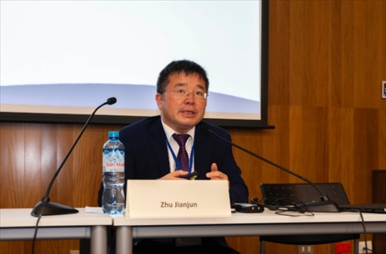 上海外國語大學(xué)國際文化交流學(xué)院副院長朱建軍做專題講座。（秘魯天主教大學(xué)孔子學(xué)院供圖）