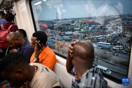 2月28日，在尼日利亞拉各斯，人們乘坐輕軌藍(lán)線列車。新華社記者 韓旭 攝
