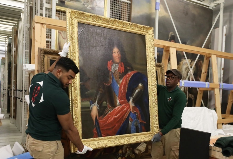  2024年3月11日，在法國巴黎近郊的凡爾賽宮，工作人員準備打包油畫《路易十四戎裝像》。在2024年中法建交60周年暨中法文化旅游年之際，凡爾賽宮和故宮博物院將于4月至6月在故宮共同舉辦“凡爾賽宮與紫禁城”展覽。凡爾賽宮工作人員將70余件法方展品打包裝箱，計劃在不久之后將其運往北京。新華社記者 高靜 攝