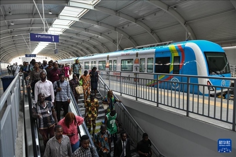 2月28日，在尼日利亞拉各斯，人們在輕軌藍(lán)線碼頭站下車出站。新華社記者 韓旭 攝