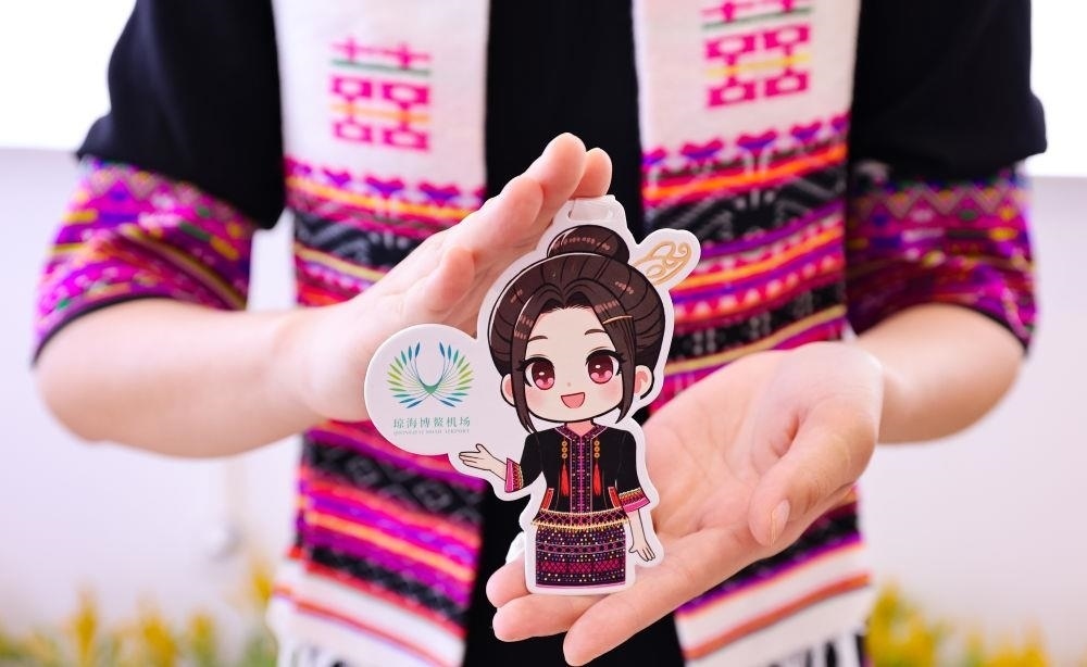 △2024年3月22日，博鰲機(jī)場(chǎng)工作人員展示“博鰲香”香氛卡片。