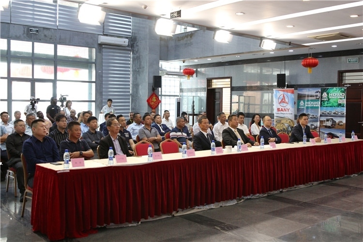 當(dāng)?shù)貢r(shí)間3月26日下午，中國(guó)品牌重型機(jī)械、載重車輛宣傳推介會(huì)在中國(guó)駐蘇里南大使館舉行。圖為宣介會(huì)現(xiàn)場(chǎng)。中國(guó)駐蘇里南大使館供圖