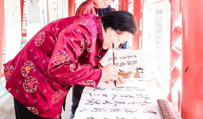 杏花節(jié)書畫展上書法家現(xiàn)場創(chuàng)作。受訪方供圖