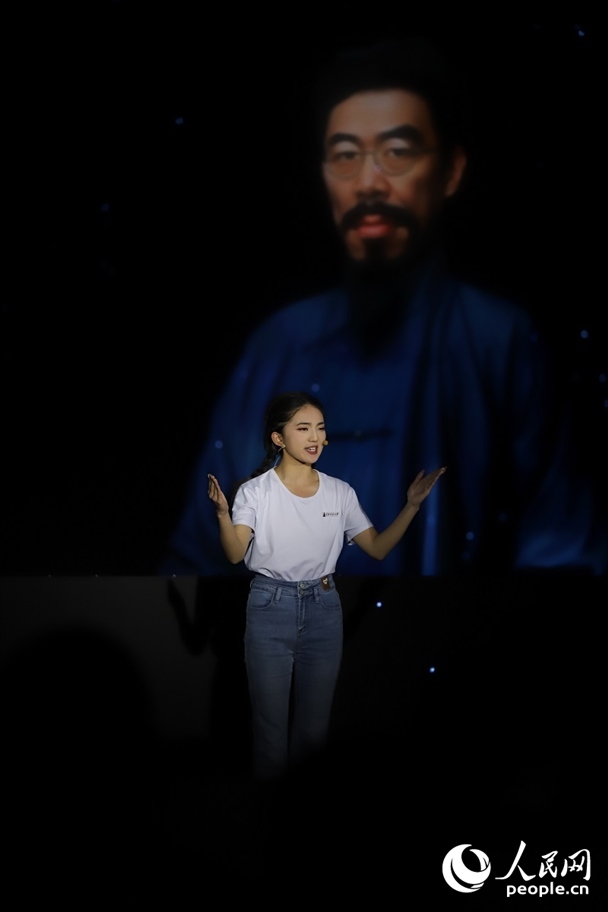 數(shù)字人“聞一多”與青年學(xué)生隔空對話。人民網(wǎng)記者 李發(fā)興攝