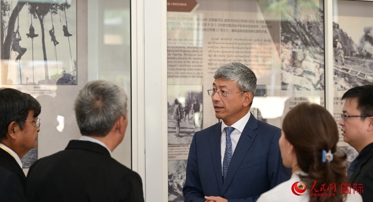 陳海大使了解中國(guó)遠(yuǎn)征軍紀(jì)念館情況。人民網(wǎng)記者 謝佳君攝