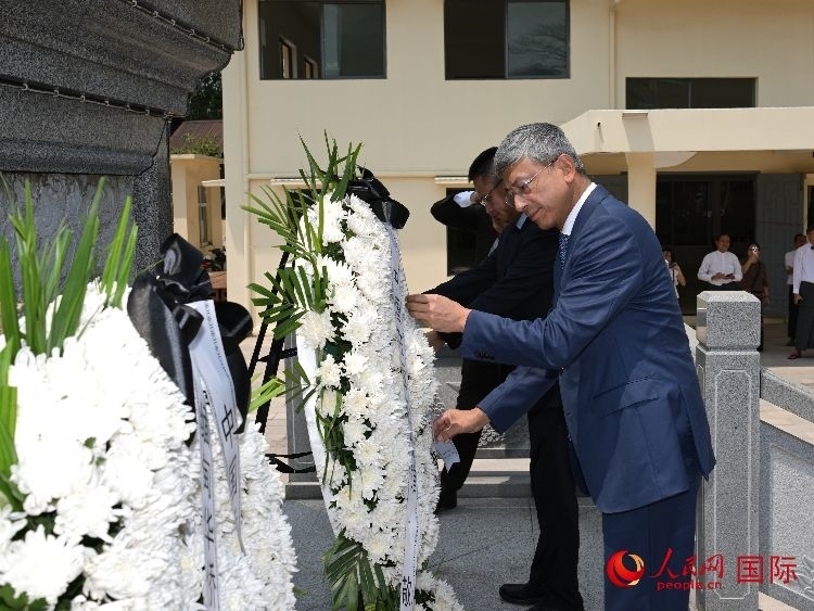 陳海大使向中國(guó)遠(yuǎn)征軍紀(jì)念碑敬獻(xiàn)花籃。人民網(wǎng)記者 謝佳君攝