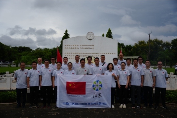 醫(yī)療隊(duì)合影。中國援桑醫(yī)療隊(duì)供圖