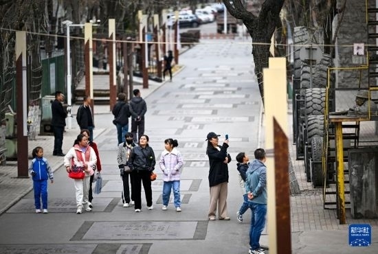 4月5日，游客在寧夏石嘴山市大武口洗煤廠工業(yè)遺址公園游覽。新華社記者 馮開華 攝