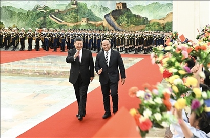 △2024年3月25日，習近平主席在北京人民大會堂同來華進行國事訪問的瑙魯總統(tǒng)阿迪昂舉行會談。這是會談前，習近平主席在人民大會堂北大廳為阿迪昂總統(tǒng)舉行歡迎儀式。