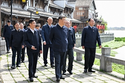 △2024年3月18日至21日，習近平總書記在湖南考察。這是19日上午，總書記在常德河街考察。