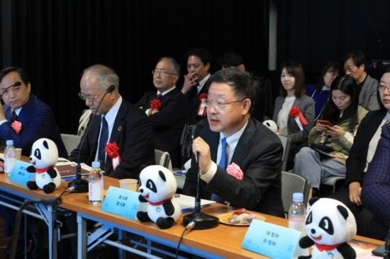 圖為四川省文化和旅游廳廳長戴允康向日本友人介紹四川旅游資源。（中國駐東京旅游辦事處供圖）