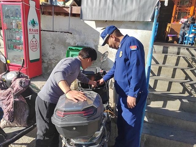 拉薩市消防救援支隊組織開展電動自行車消防安全檢查工作。受訪者供圖