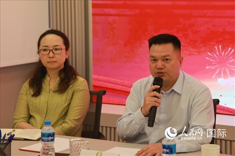 巴西和統(tǒng)會(huì)會(huì)長(zhǎng)張小春（右）在座談會(huì)上致辭。人民網(wǎng)記者 陳海琪攝