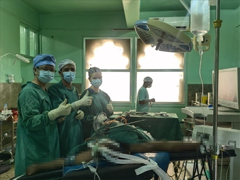 蔣國(guó)慶醫(yī)生（左）和當(dāng)?shù)蒯t(yī)生慶祝手術(shù)成功。中國(guó)援桑醫(yī)療隊(duì)供圖