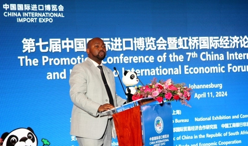 標準銀行集團企業(yè)與商業(yè)銀行部國際貿(mào)易總經(jīng)理武巴致辭。（圖片來源：中國國際進口博覽會官微）