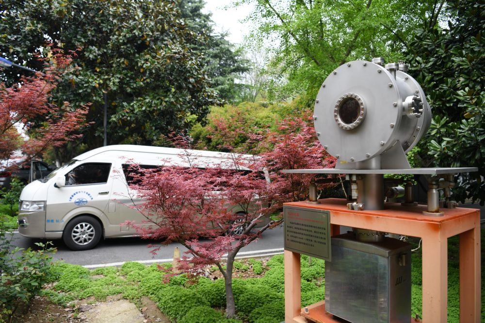 2024年4月6日，在位于安徽合肥的中國(guó)科學(xué)技術(shù)大學(xué)，自主研制的原位實(shí)驗(yàn)裝置準(zhǔn)備運(yùn)往上海光源開(kāi)展實(shí)驗(yàn)。