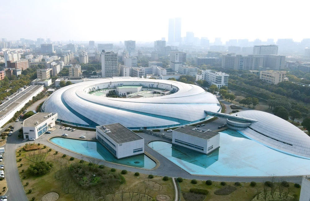 空中俯瞰位于上海張江科學(xué)城的上海光源（2024年2月27日攝，無(wú)人機(jī)照片）。