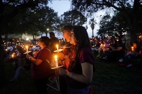 2023年5月24日，在美國得克薩斯州小城尤瓦爾迪，人們參加守夜儀式悼念校園槍擊遇害者。新華社記者吳曉凌攝