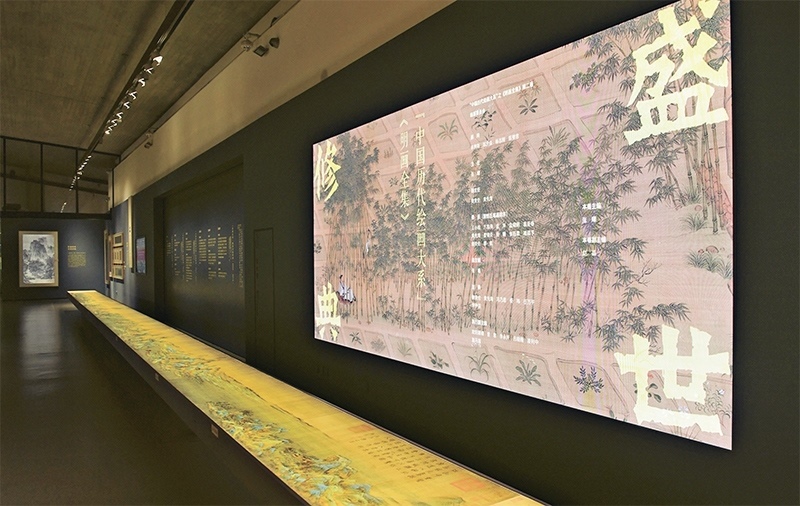“中國(guó)歷代繪畫(huà)大系”，是習(xí)近平總書(shū)記親自批準(zhǔn)、高度重視的一項(xiàng)規(guī)模浩大、縱貫歷史、橫跨中外的國(guó)家級(jí)重大文化工程。圖為中國(guó)國(guó)家版本館杭州分館展示的“盛世修典——‘中國(guó)歷代繪畫(huà)大系’”收錄的數(shù)字化古畫(huà)（2023年5月31日攝）。 新華社記者 翁忻旸/攝