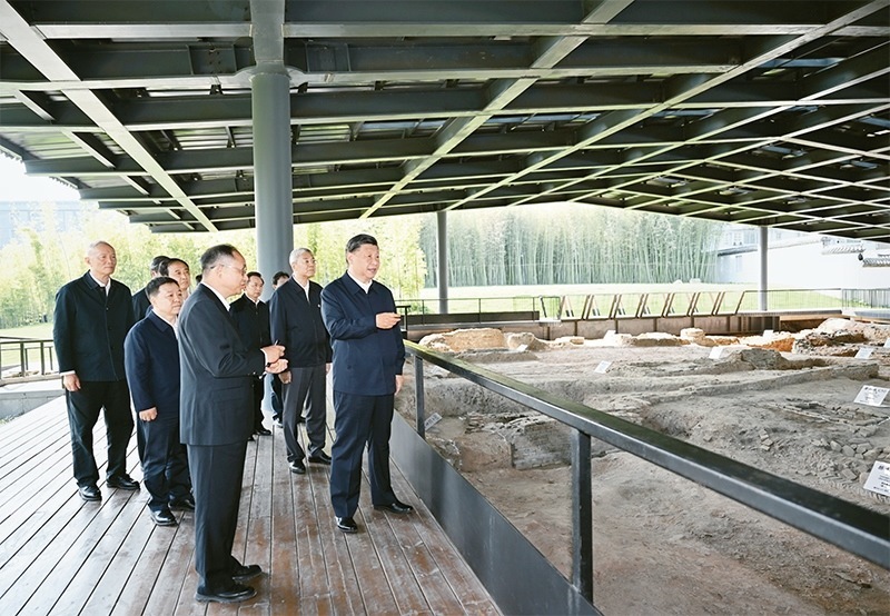 2023年10月10日至13日，中共中央總書(shū)記、國(guó)家主席、中央軍委主席習(xí)近平在江西考察。這是11日上午，習(xí)近平在景德鎮(zhèn)市陶陽(yáng)里歷史文化街區(qū)南麓遺址考察。 新華社記者 謝環(huán)馳/攝