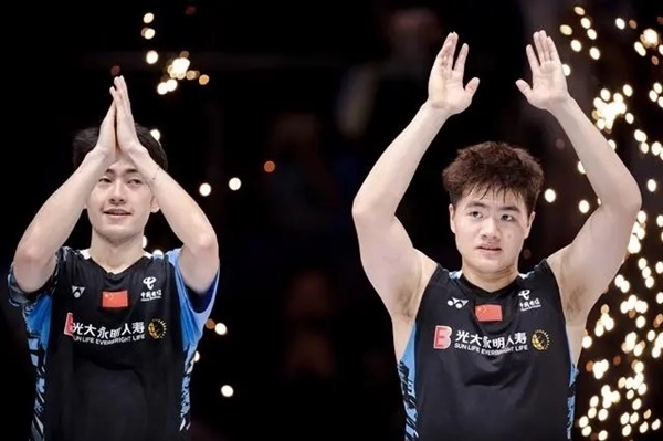 4月14日，梁偉鏗（右）/王昶在頒獎儀式上。 新華社記者 江漢攝