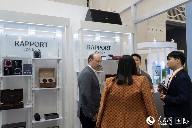 客商在第四屆中國國際消費品博覽會英國國家館內交談。人民網 常沙攝