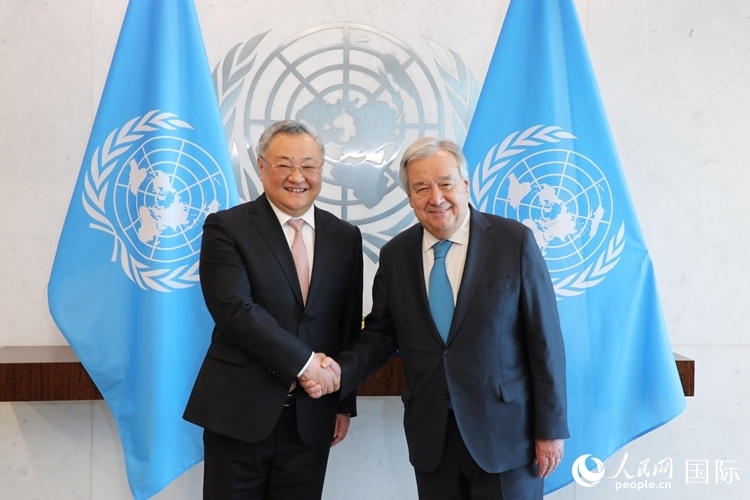 4月16日，中國(guó)新任常駐聯(lián)合國(guó)代表、特命全權(quán)大使傅聰在紐約聯(lián)合國(guó)總部向聯(lián)合國(guó)秘書(shū)長(zhǎng)古特雷斯遞交了全權(quán)證書(shū)。 人民網(wǎng)記者 李志偉攝