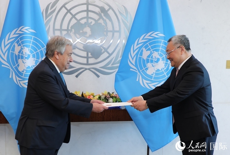 4月16日，中國(guó)新任常駐聯(lián)合國(guó)代表、特命全權(quán)大使傅聰在紐約聯(lián)合國(guó)總部向聯(lián)合國(guó)秘書(shū)長(zhǎng)古特雷斯遞交了全權(quán)證書(shū)。 人民網(wǎng)記者 李志偉攝