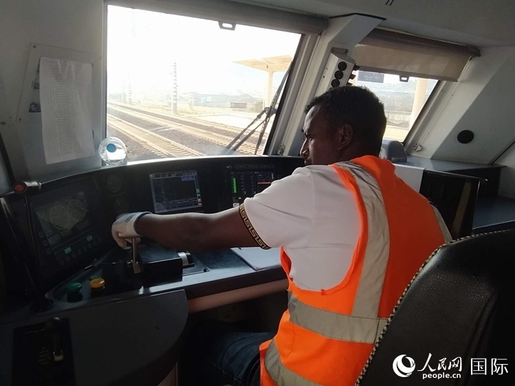 火車司機索博卡。人民網(wǎng)記者 黃培昭攝