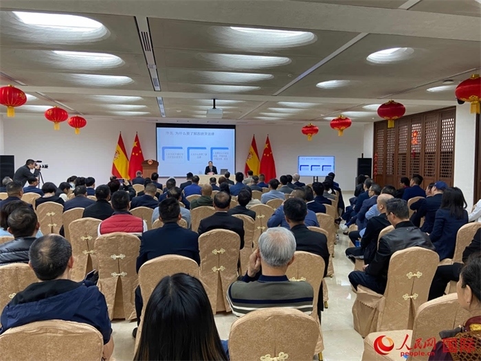 季奕鴻律師主講法律知識(shí)。人民網(wǎng)記者 范劍青攝