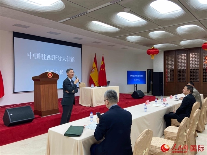 中國(guó)駐西班牙大使姚敬在僑界法治講座上致辭。人民網(wǎng)記者 范劍青攝