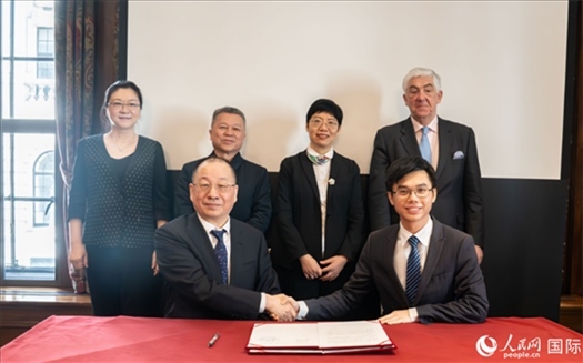 活動簽約現(xiàn)場。實習生 劉船攝