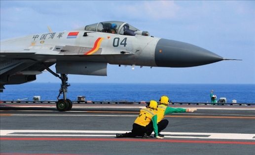 遼寧艦起飛助理作出放飛手勢(shì)，殲-15艦載戰(zhàn)斗機(jī)起飛（2020年4月攝）。張凱攝