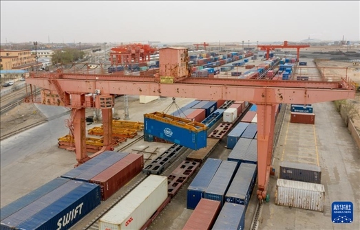 4月21日，二連浩特鐵路口岸龍門吊吊裝中歐班列集裝箱（無人機(jī)照片）。 新華社發(fā)（張海峰攝）