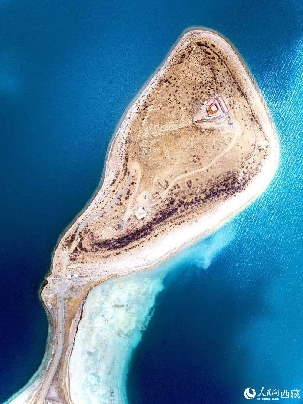 無人機視角下的西藏羊卓雍錯日托寺風光。人民網(wǎng)記者 次仁羅布攝