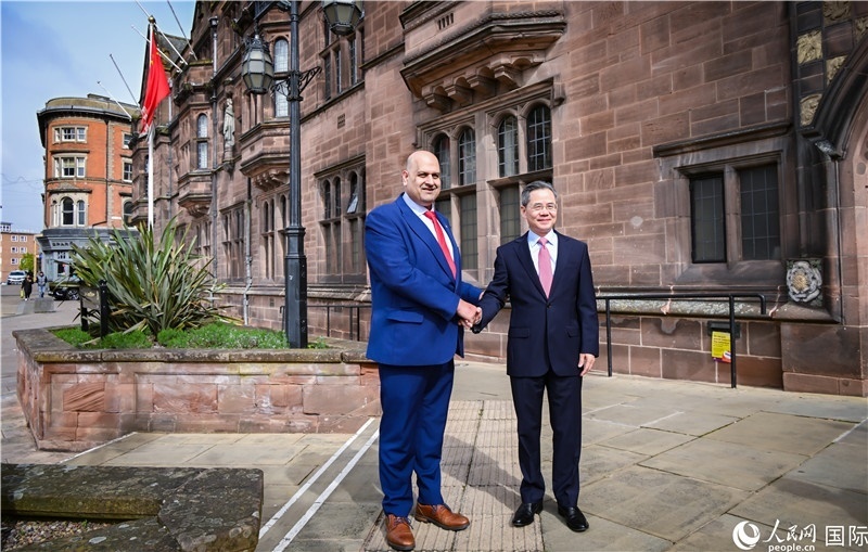 圖為中國(guó)駐英國(guó)大使鄭澤光在考文垂市政廳會(huì)見(jiàn)現(xiàn)場(chǎng)。人民網(wǎng) 郭錦標(biāo)攝