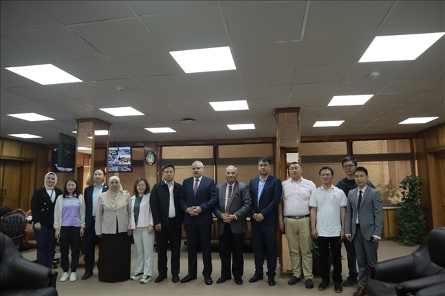 活動(dòng)現(xiàn)場(chǎng)合影。蘇伊士運(yùn)河大學(xué)孔子學(xué)院供圖