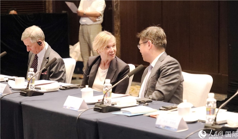 宣介會上，中外官員親切交談。人民網(wǎng)記者趙益普攝
