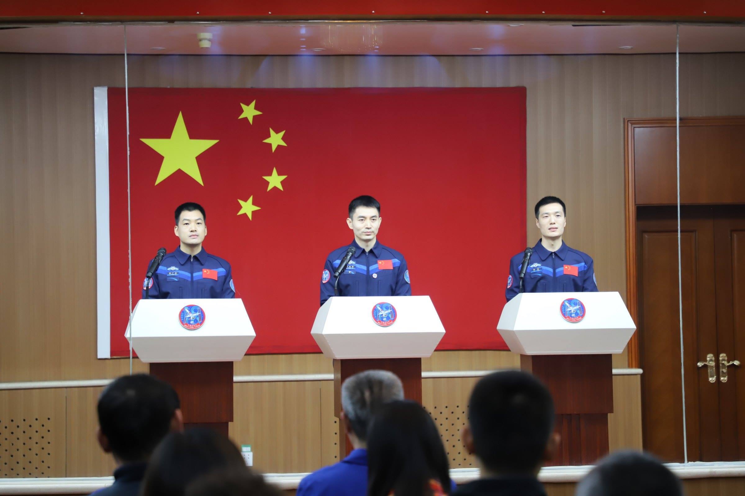 神舟十八號航天員與中外媒體記者集體見面。人民網(wǎng)記者 黃帆攝