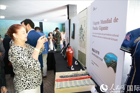 巴西民眾在活動(dòng)現(xiàn)場在四川非遺前駐足觀看。人民網(wǎng)記者 陳海琪攝